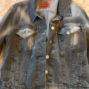 Fitted Levi’s weathered gray denim jacket